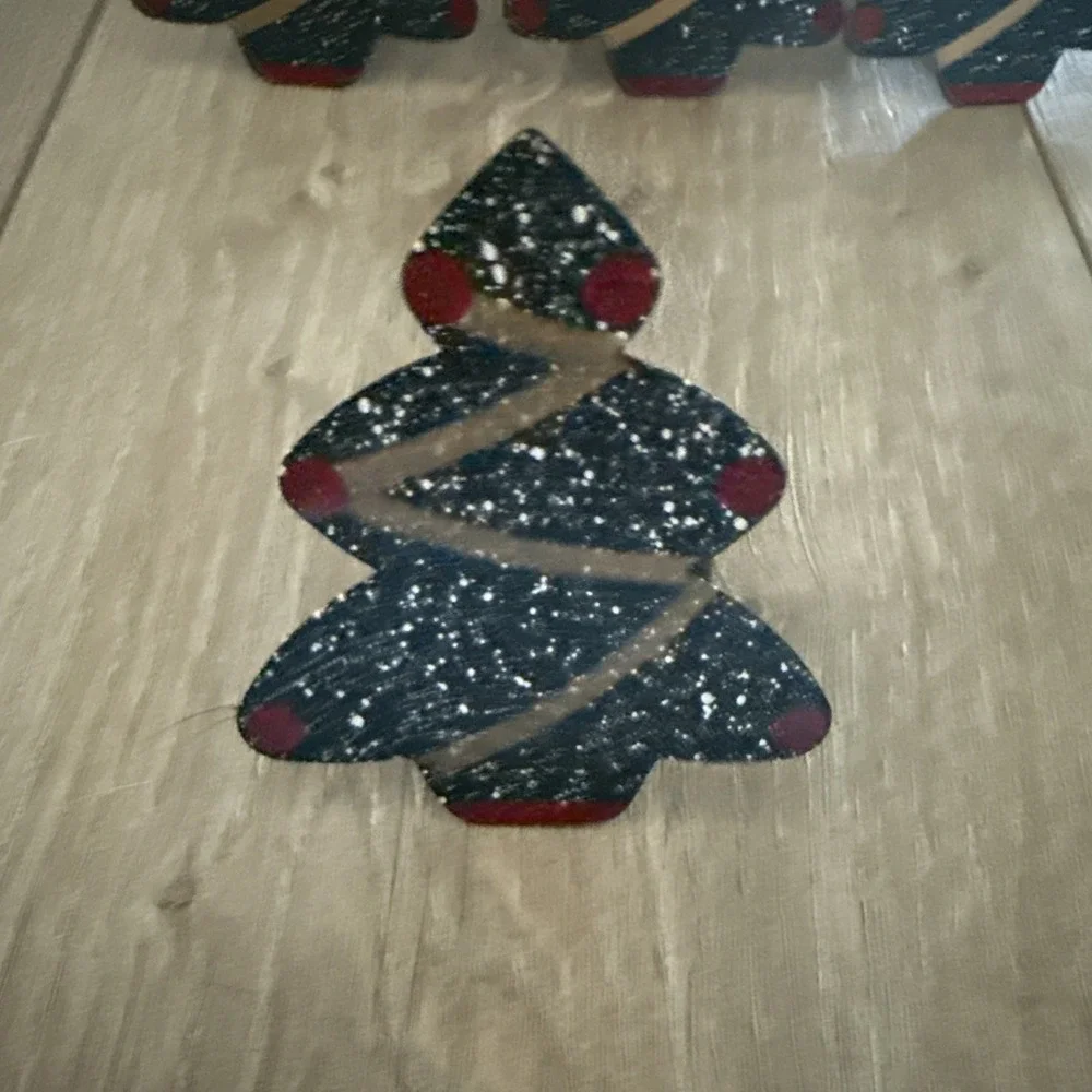 Set of 8 Green, Red & Gold Metal Christmas Tree Napkin Rings Made in‎ Taiwan